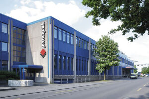 Environ 8 millions d'étiquettes et plus de 100 000 tubes laminés imprimés quittent chaque jour les installations de production de Permapack.