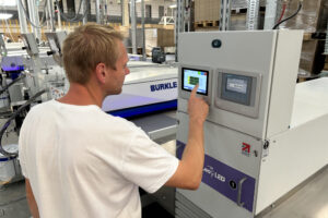 Les écrans tactiles HMI faciles à utiliser permettent de contrôler individuellement la puissance de la lampe et le réglage de la hauteur.