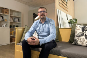 Filip Linsbauer, directeur technique chez BJS Czech, avec de nombreux produits d'ameublement que BJS fournit à son client scandinave.