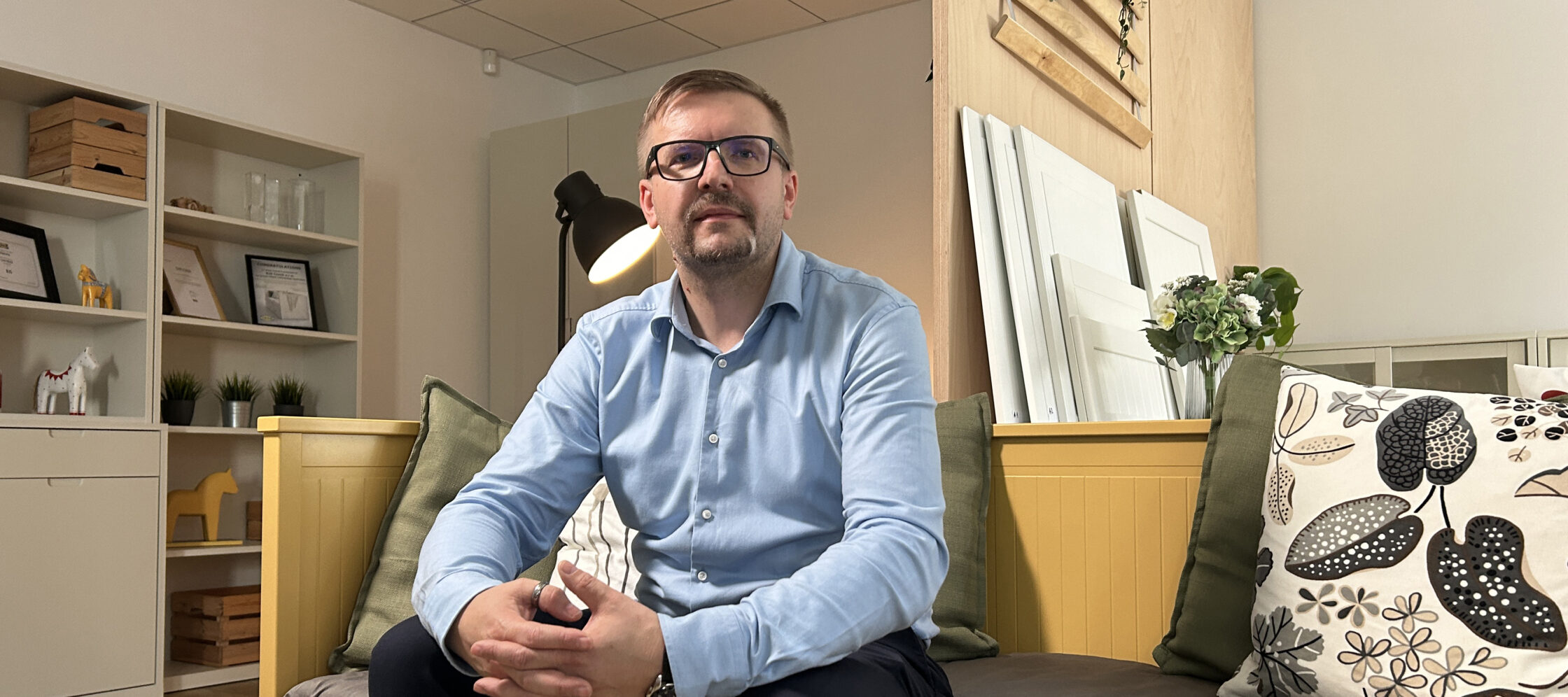 Filip Linsbauer, directeur technique chez BJS Czech, avec de nombreux produits d'ameublement que BJS fournit à son client scandinave.