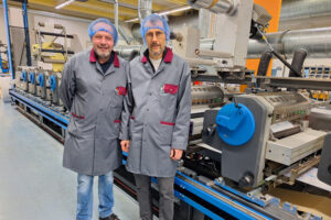 Salvador Hartmann, responsable de la production et Roger Wick, COO Labels & Flexible Packaging, avec l'une des trois presses améliorées.