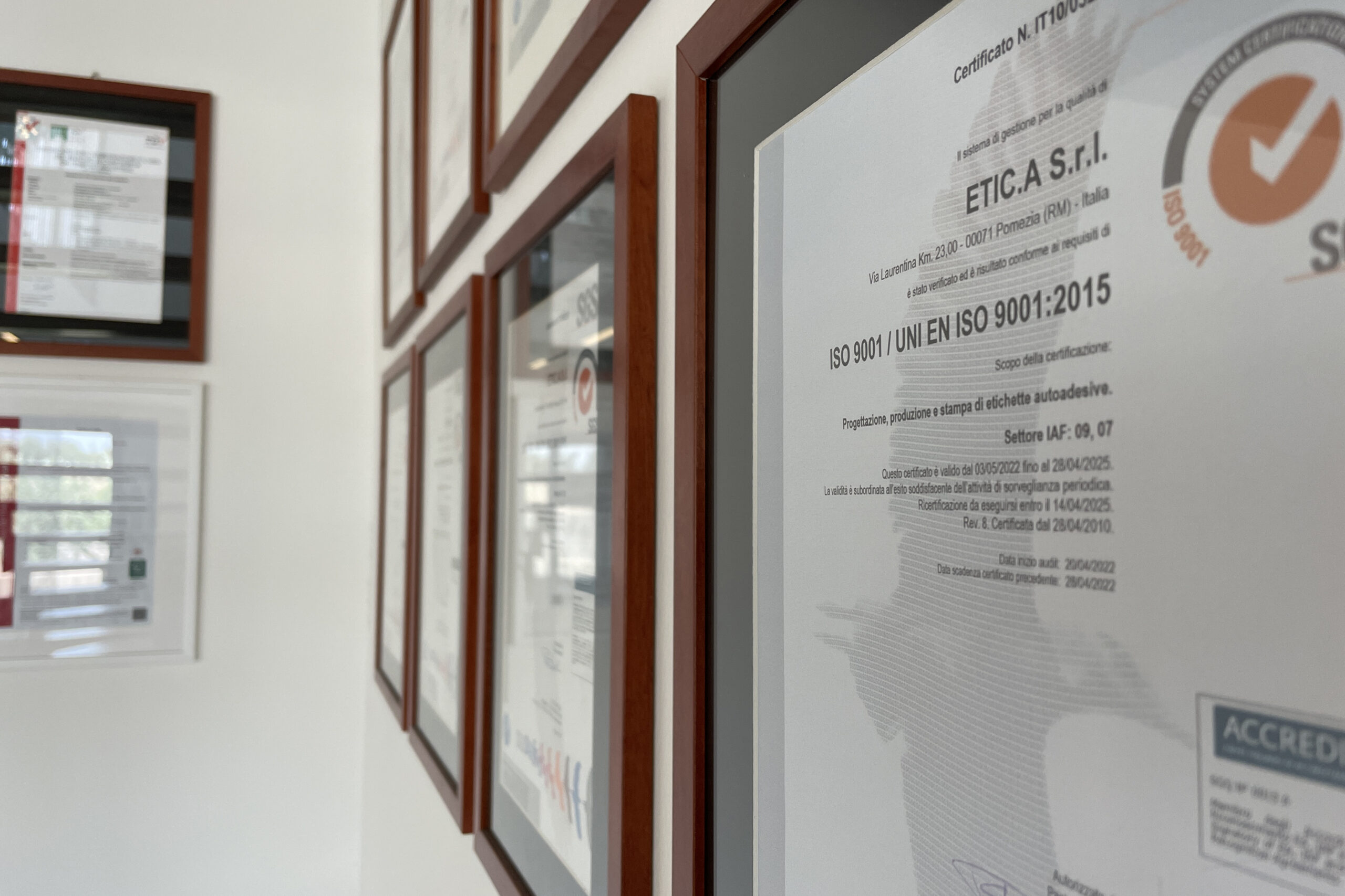 L'entreprise est certifiée ISO 9001 et engagée dans des initiatives de développement durable.