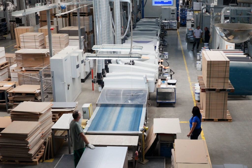 La nouvelle ligne de revêtement de bois à la pointe de la technologie, qui combine de manière efficace la technologie de revêtement au rouleau souple et le durcissement par LED UV.