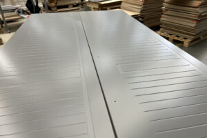 Avec l'installation du système UV LED, BJS a pu introduire de nouvelles gammes de produits avec des profils plus complexes.